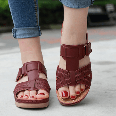 Slip-on kilklackade sandaler för kvinnor