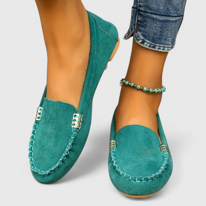 Ortopediska slip-on mockasiner med metalldetaljer för kvinnor