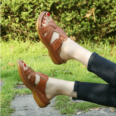 Slip-on kilklackade sandaler för kvinnor