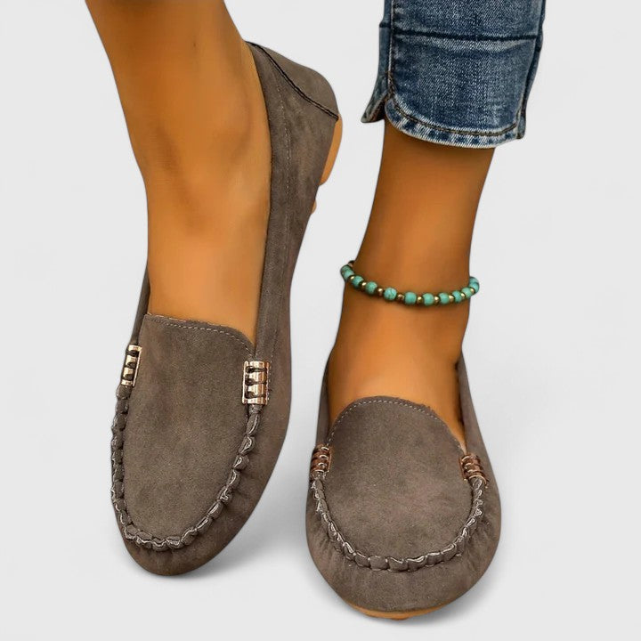 Ortopediska slip-on mockasiner med metalldetaljer för kvinnor