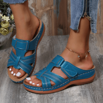 Slip-on kilklackade sandaler för kvinnor
