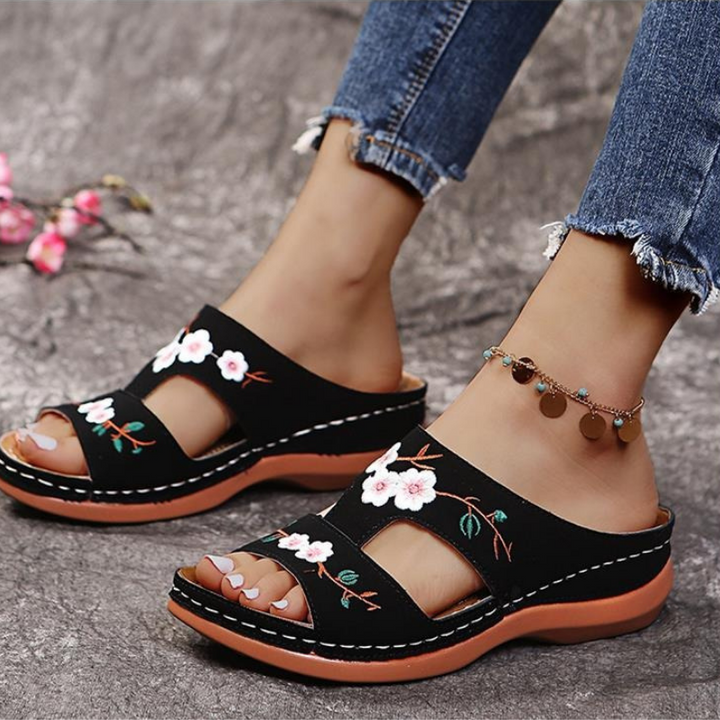 Ortopediska blommiga platåflip-flops för kvinnor