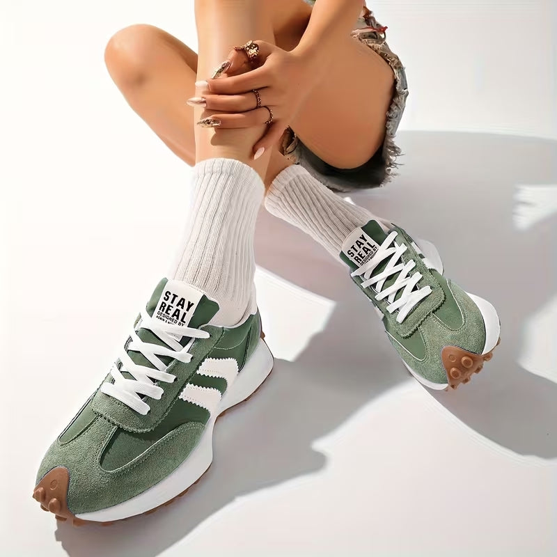 Damplatåsneakers med snörning