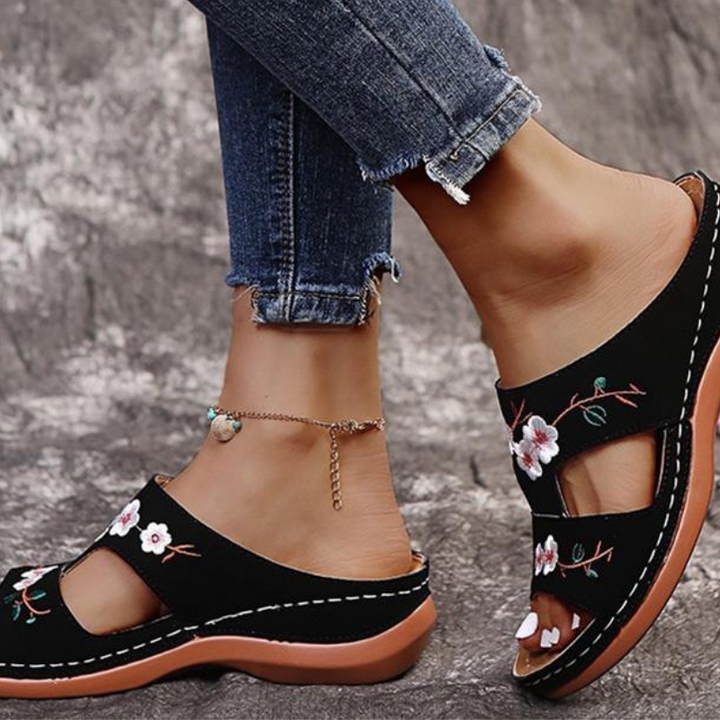 Ortopediska blommiga platåflip-flops för kvinnor