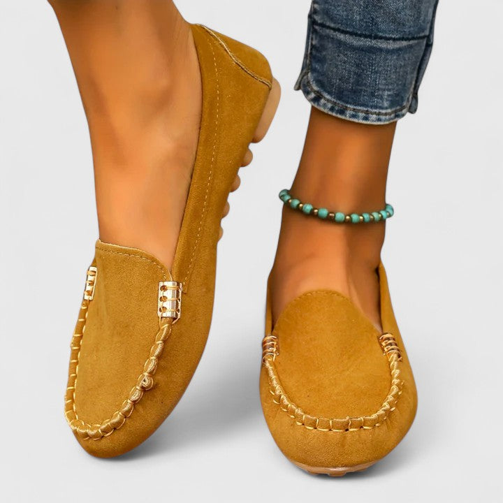 Ortopediska slip-on mockasiner med metalldetaljer för kvinnor