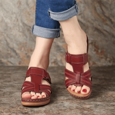 Slip-on kilklackade sandaler för kvinnor