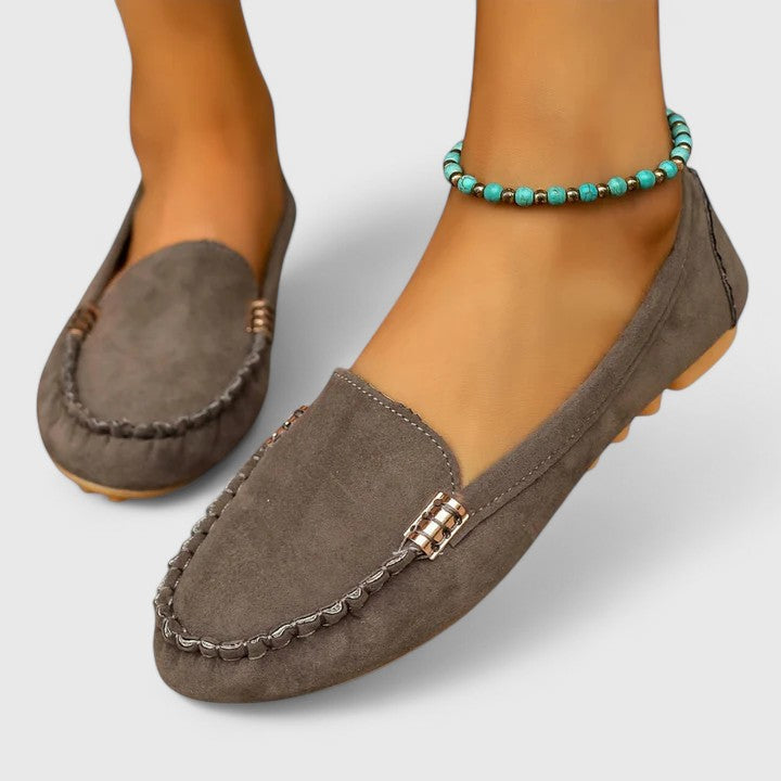 Ortopediska slip-on mockasiner med metalldetaljer för kvinnor