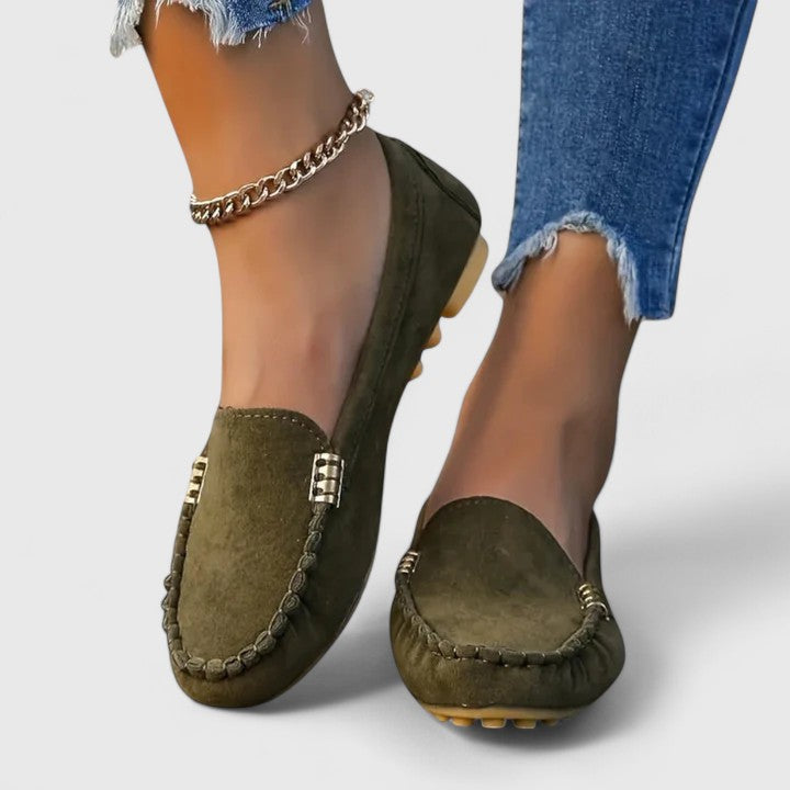 Ortopediska slip-on mockasiner med metalldetaljer för kvinnor
