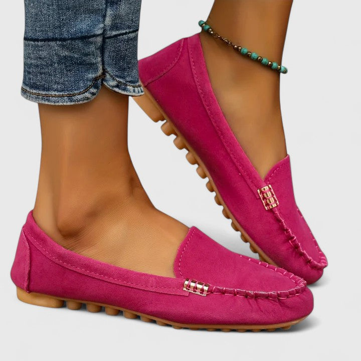Ortopediska slip-on mockasiner med metalldetaljer för kvinnor