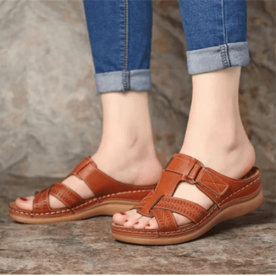 Slip-on kilklackade sandaler för kvinnor