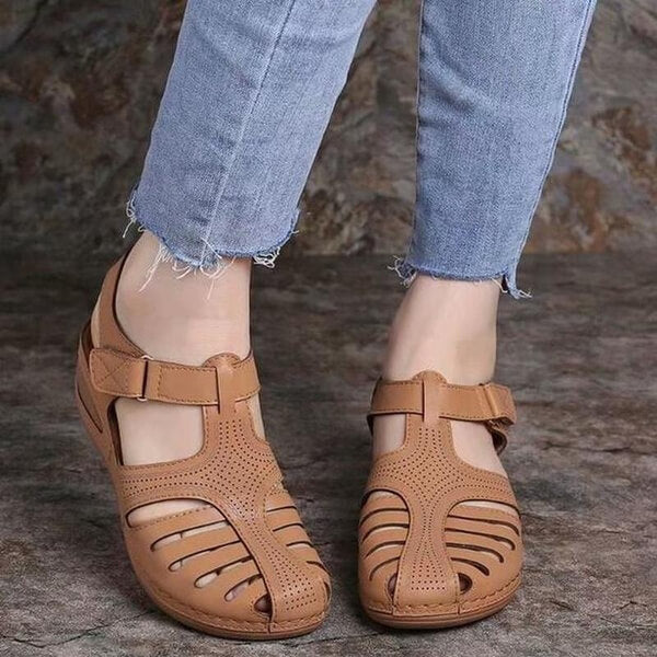 Slip-on kilklackade sandaler för kvinnor
