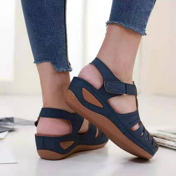 Slip-on kilklackade sandaler för kvinnor