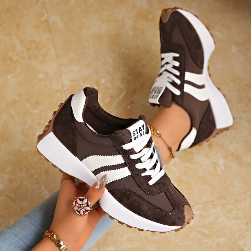 Damplatåsneakers med snörning
