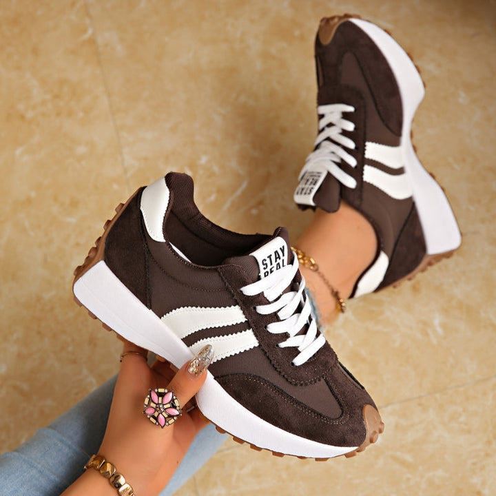 Damplatåsneakers med snörning
