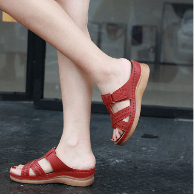 Slip-on kilklackade sandaler för kvinnor