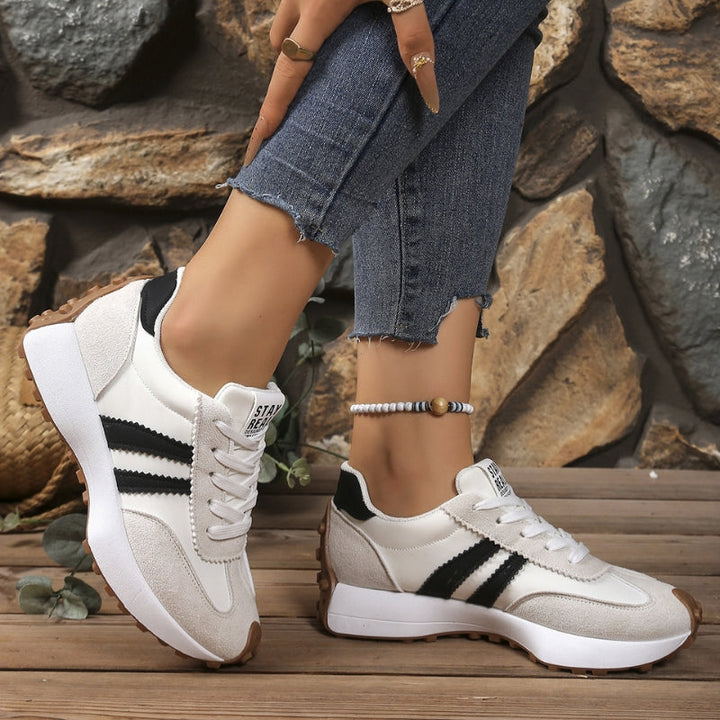 Damplatåsneakers med snörning