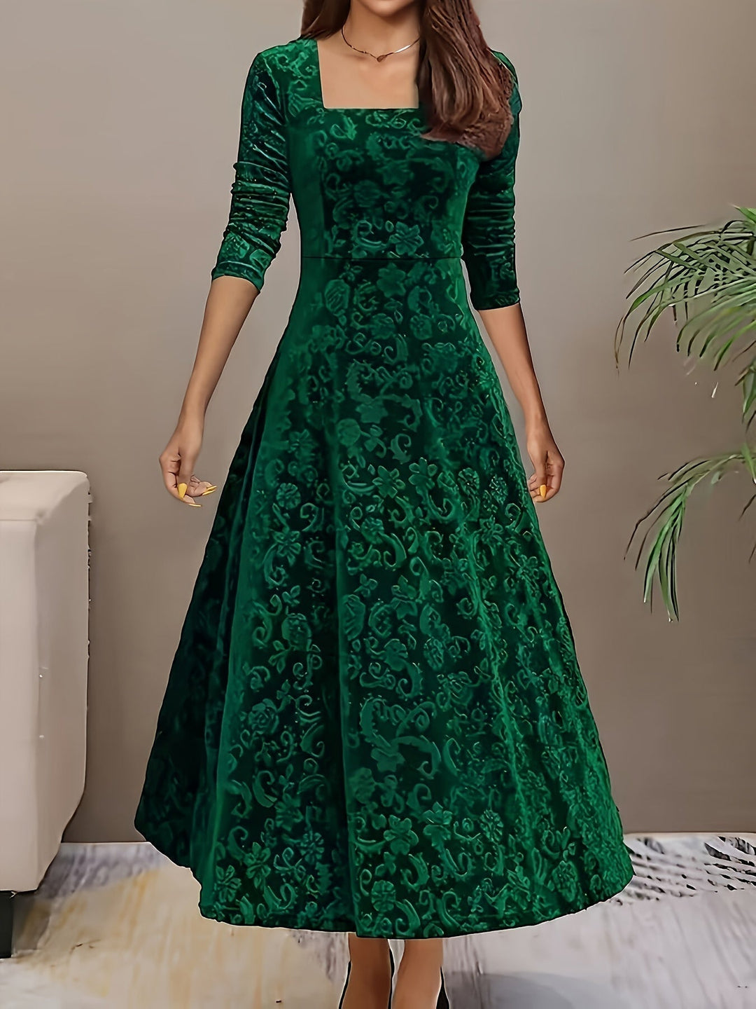 Elegant damklänning i sammet med blommigt tryck