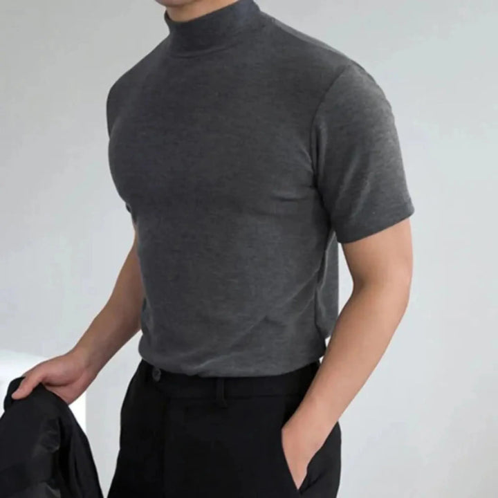 Herr-t-shirt med hög krage, figurnära och avslappnad stil