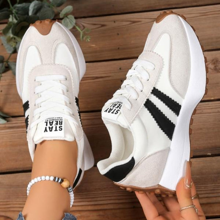 Damplatåsneakers med snörning