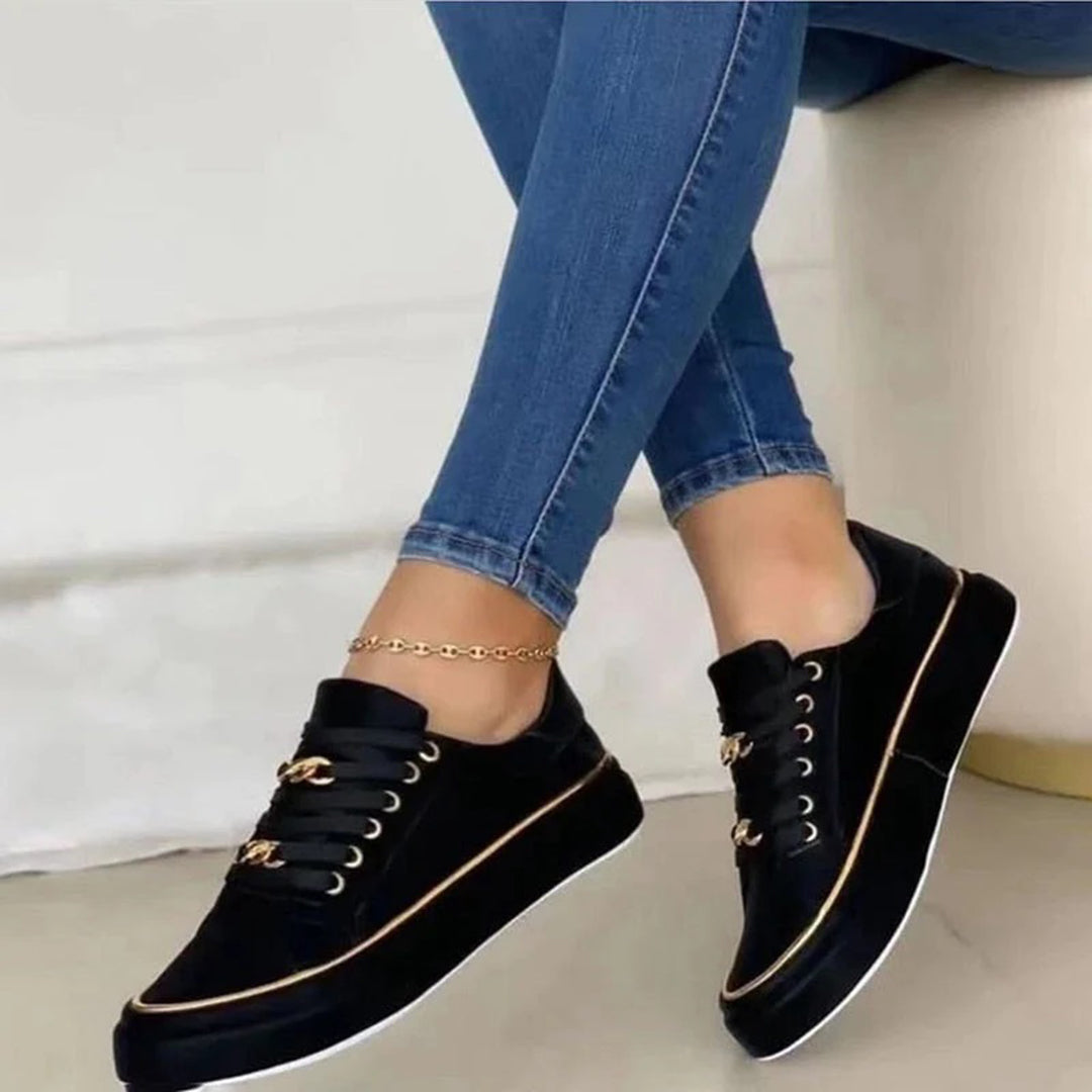 Damsneakers med gulddetaljer