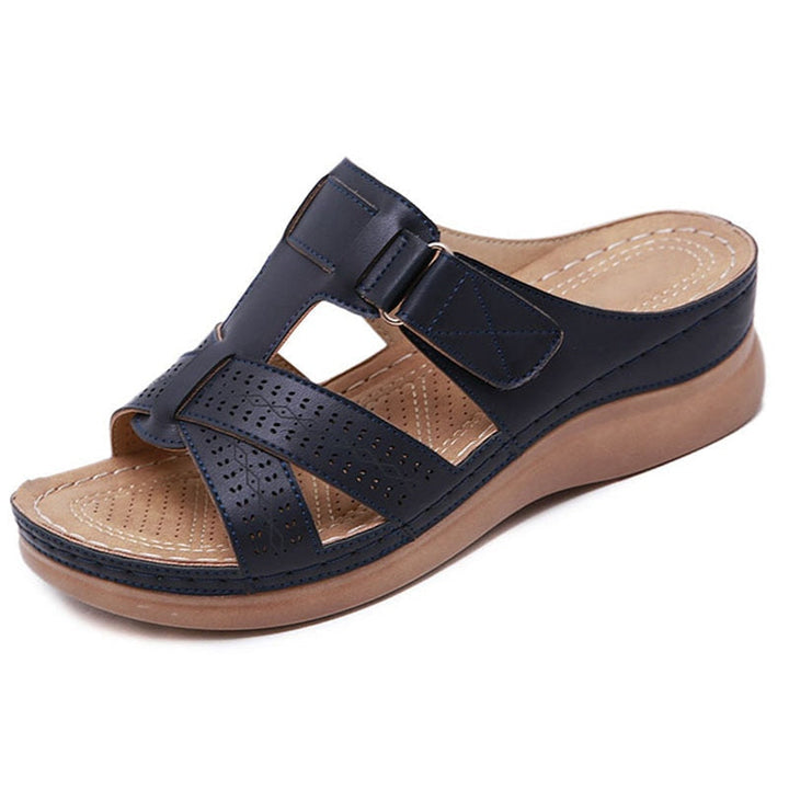 Slip-on kilklackade sandaler för kvinnor