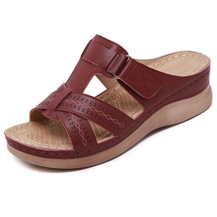 Slip-on kilklackade sandaler för kvinnor
