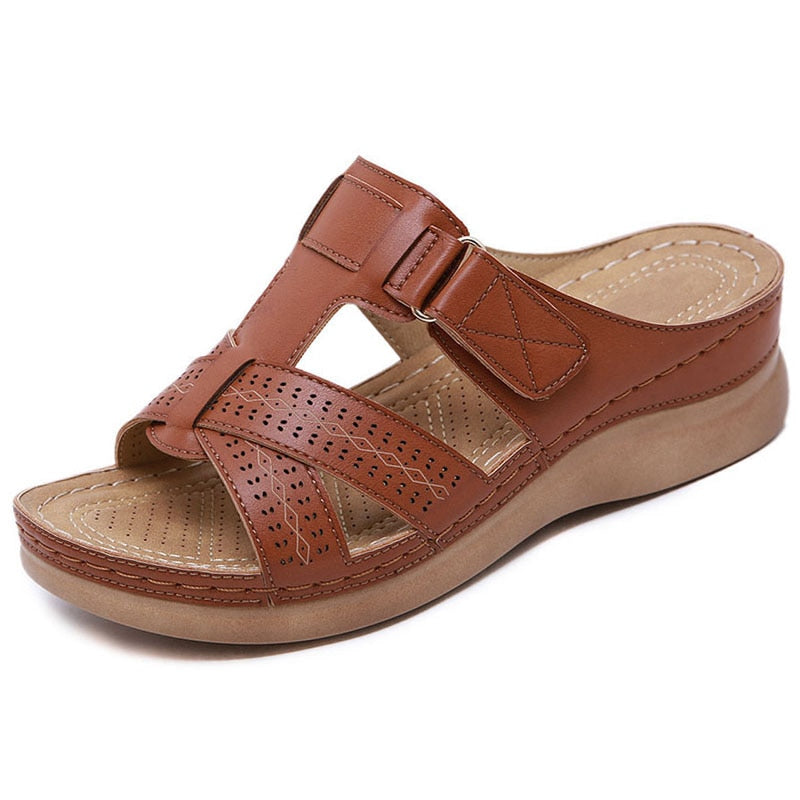 Slip-on kilklackade sandaler för kvinnor