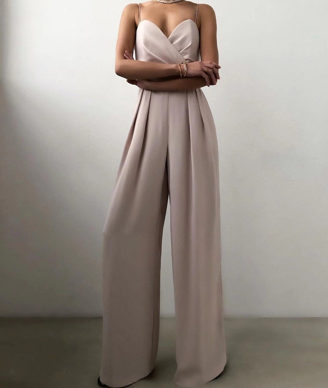 Elegant damjumpsuit med justerbara axelband