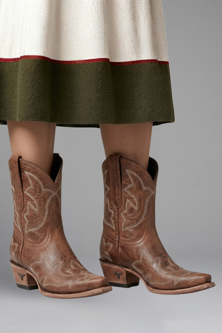 Maja | Boots Dam i läder med broderier och spetsig tå