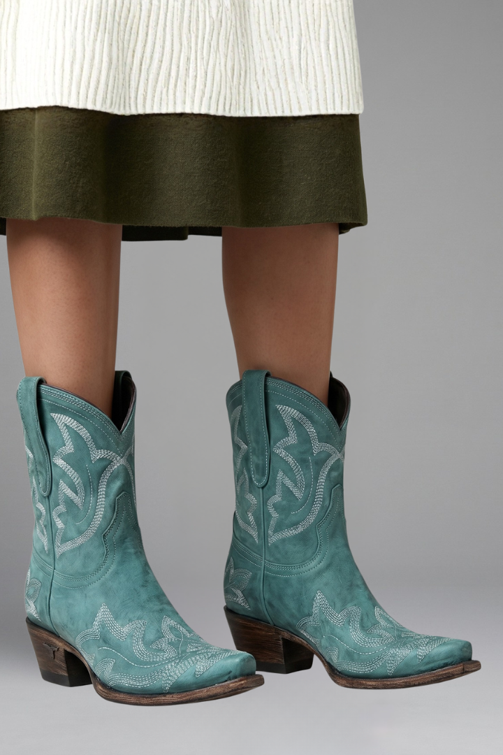 Maja | Boots Dam i läder med broderier och spetsig tå