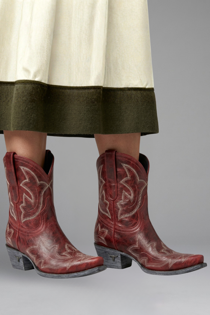 Maja | Boots Dam i läder med broderier och spetsig tå