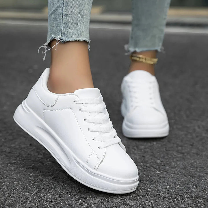 Vita sneakers med ren komfort