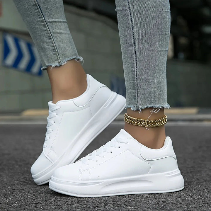 Vita sneakers med ren komfort