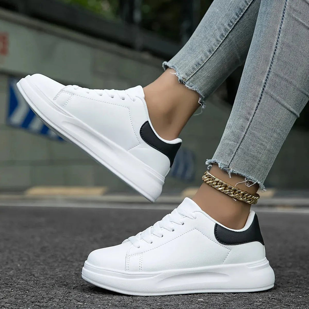 Vita sneakers med ren komfort