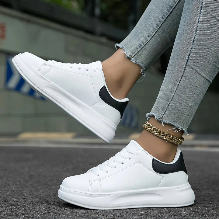 Vita sneakers med ren komfort