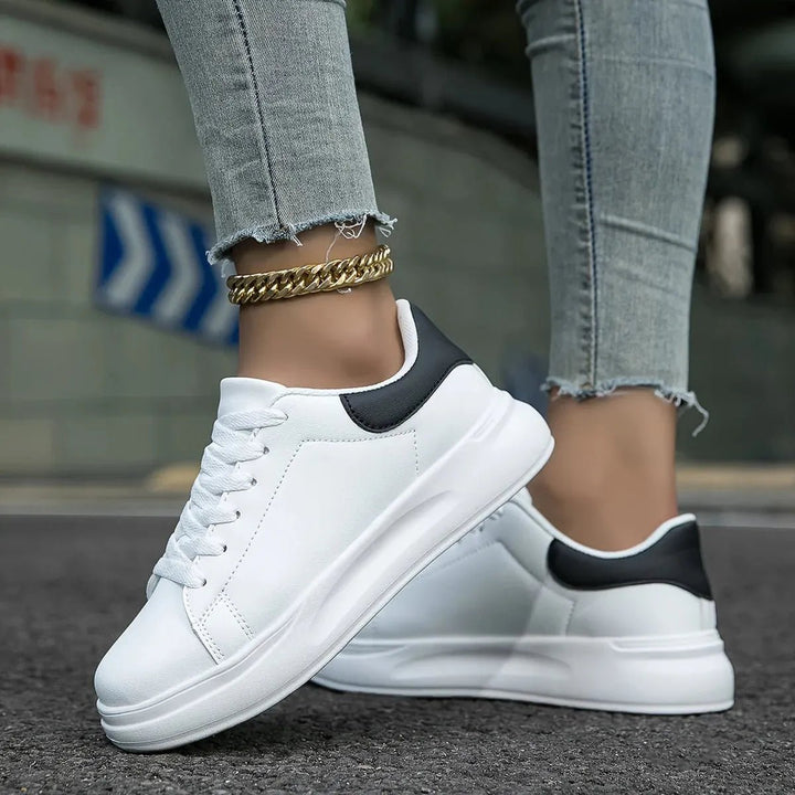 Vita sneakers med ren komfort