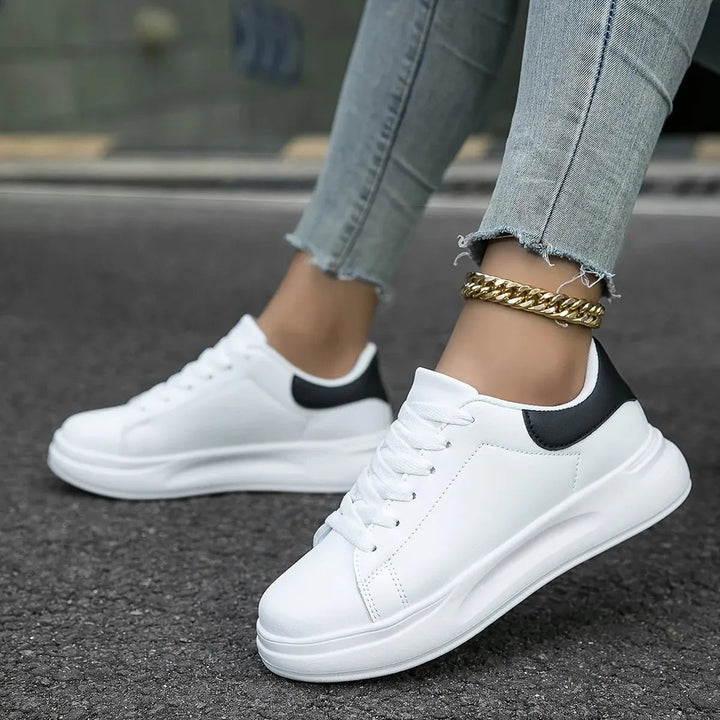 Vita sneakers med ren komfort
