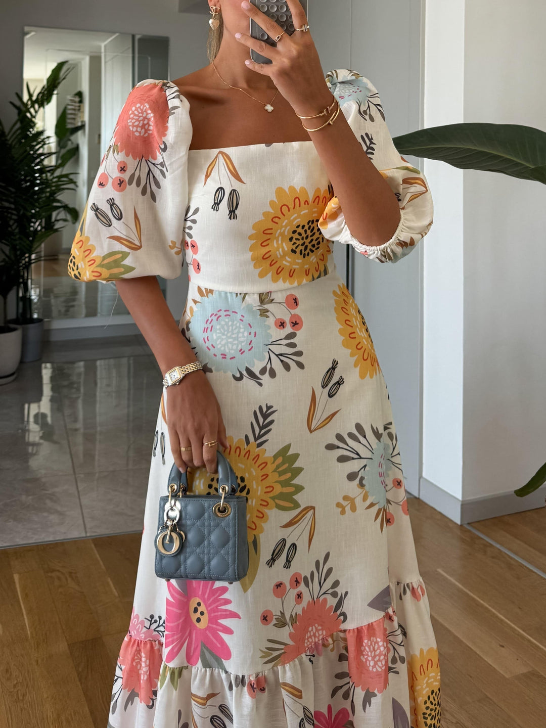 Elegant midiklänning med puffärmar