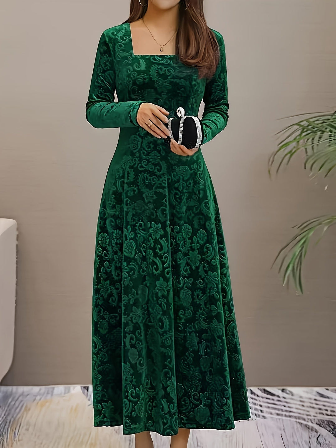 Elegant damklänning i sammet med blommigt tryck