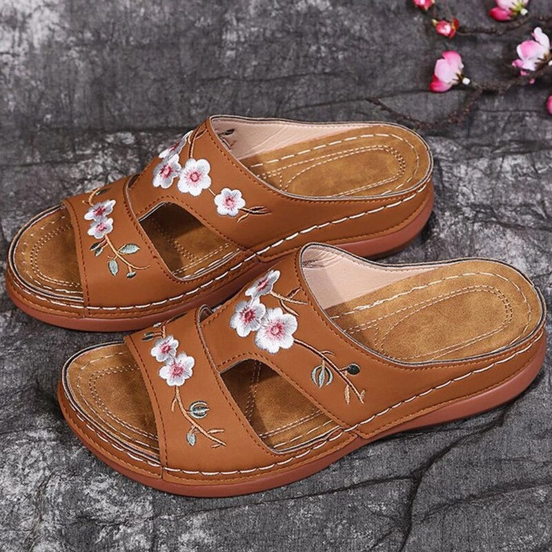 Ortopediska blommiga platåflip-flops för kvinnor