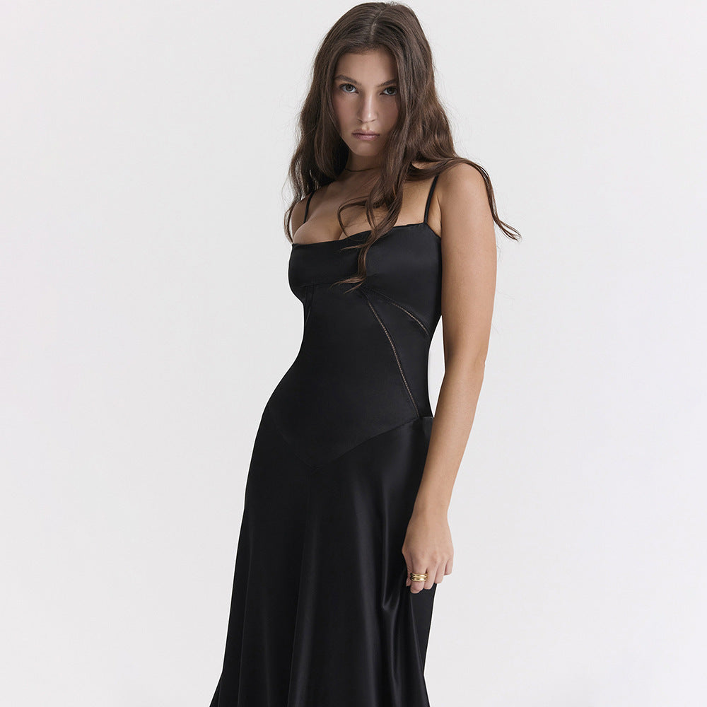 Maxiklänning i satin med spetsrygg
